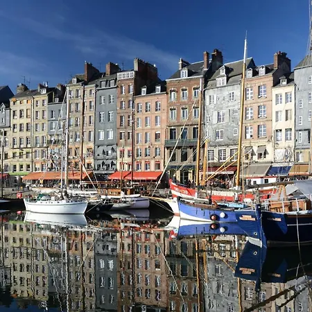 The Grey House Nyaraló *